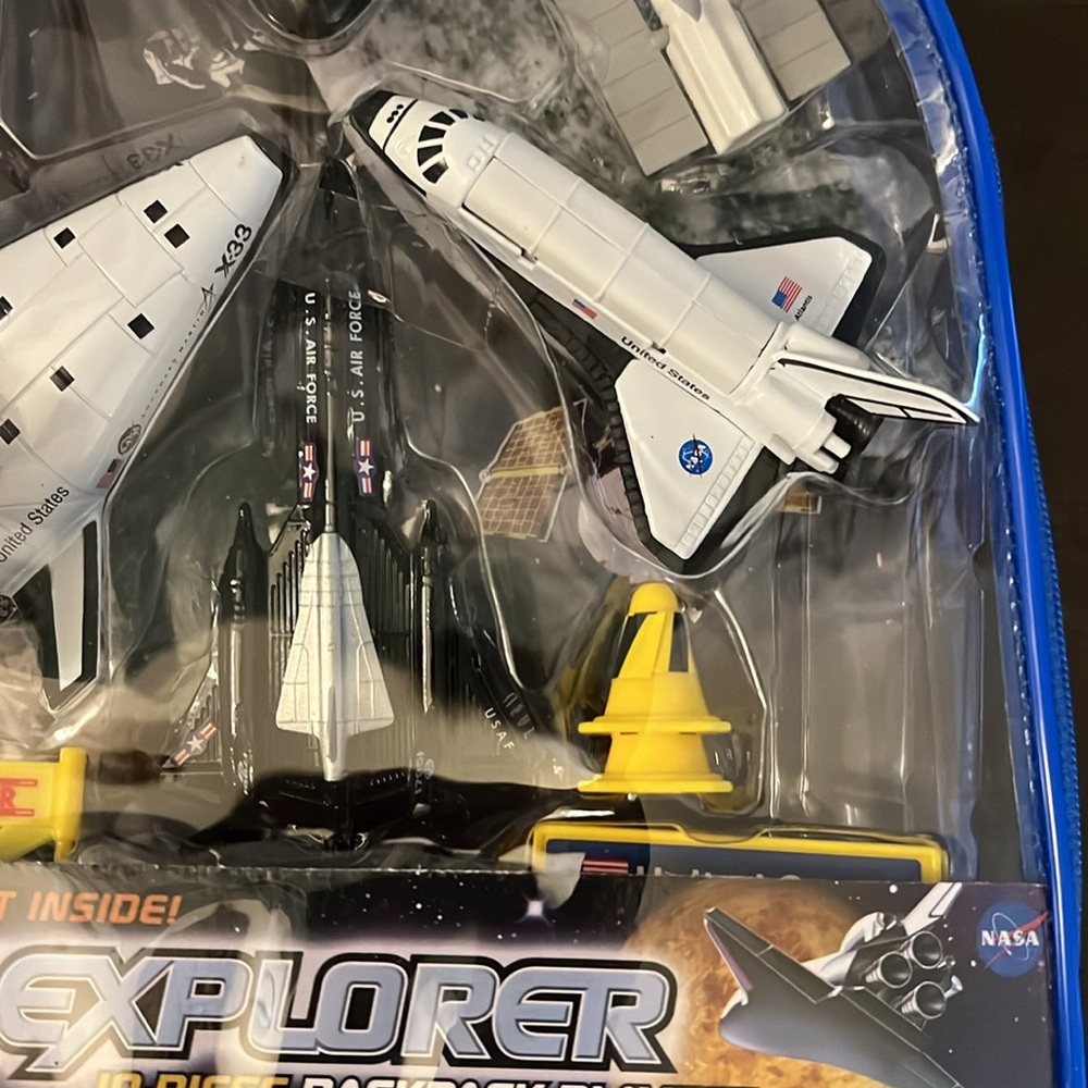 NWT Space Explorer 10 piece backpack playset - Picture 4 of 5